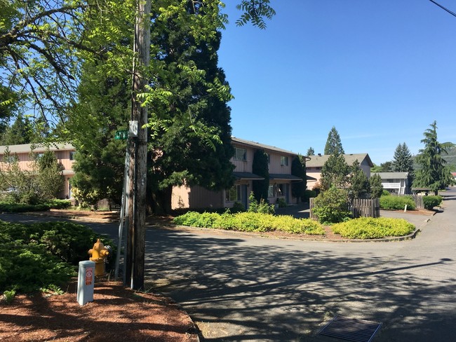 Building Photo - Bettis Apartments