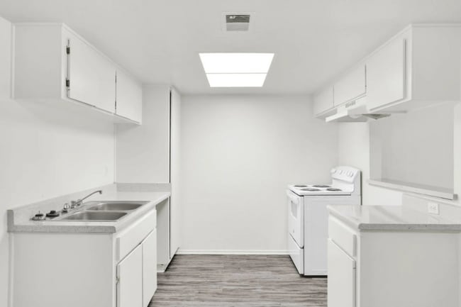 Building Photo - 904 Fairway Ave