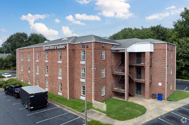 Building Photo - The Inn and Suite Apartments