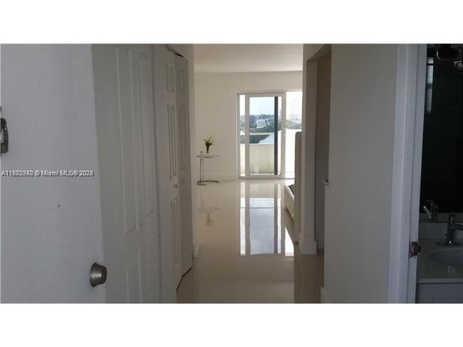 Foto del edificio - 7904 West Dr
