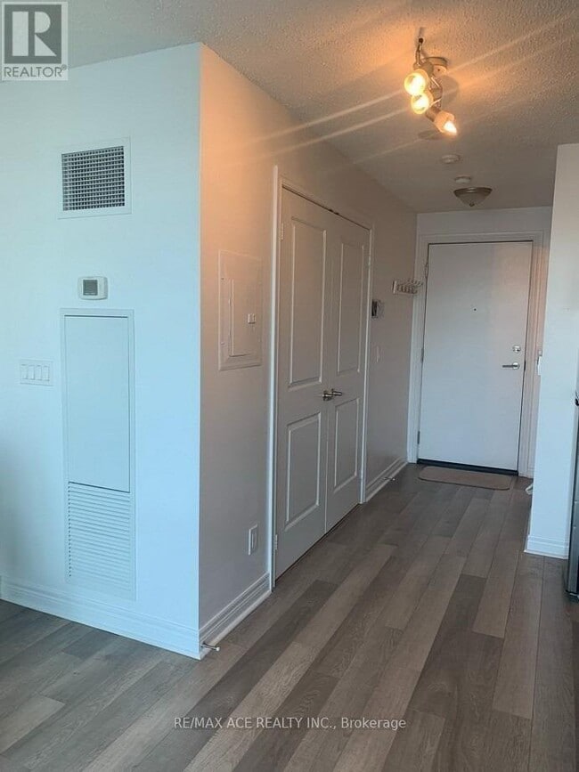 Building Photo - 50 Town Centre Court