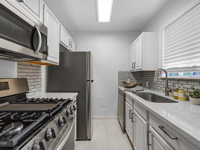 Building Photo - 210 Emerson St