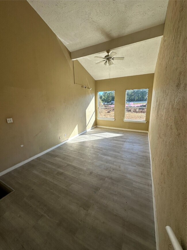 Foto del edificio - 13 Lakeway St