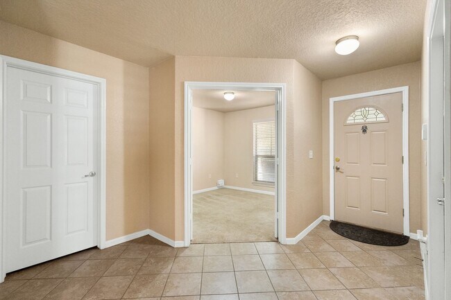 Building Photo - 4 Bedroom/3.5 Bath Northeast Crossing Subd...