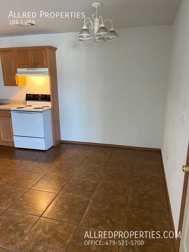 Building Photo - 305 E Asher Ct