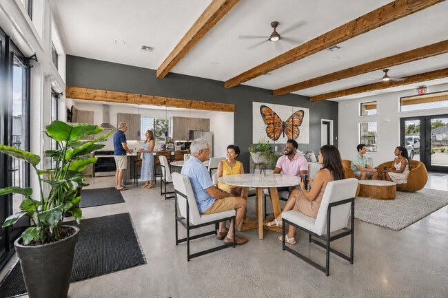 Building Photo - Villas de Mariposas