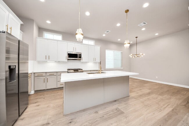 Building Photo - City views, smart layout, and Houston convenience?
