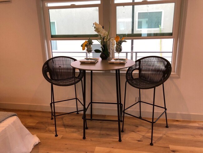Foto del edificio - Beautiful Studio Apartment in Belmont Shor...