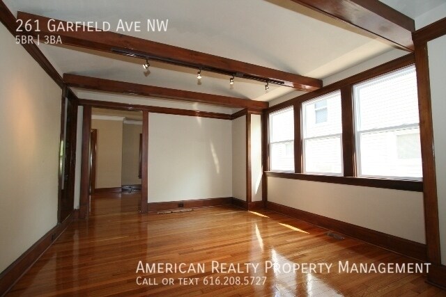 Foto del edificio - 261 Garfield Ave NW