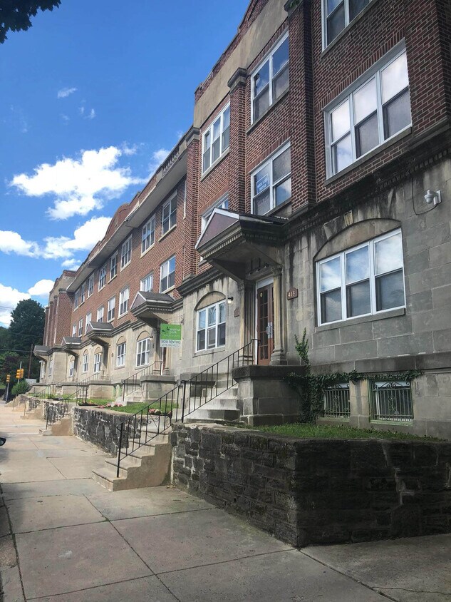 Primary Photo - 406 W Walnut Ln