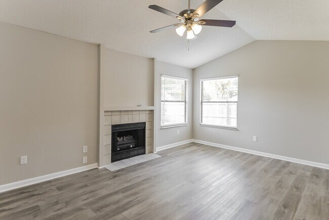 Foto del edificio - 11426 Lumberjack Cir W