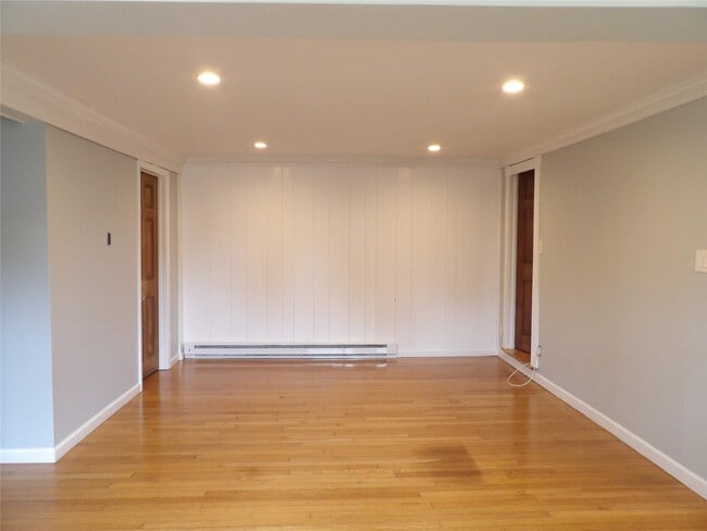 Building Photo - 12 Maple Ave