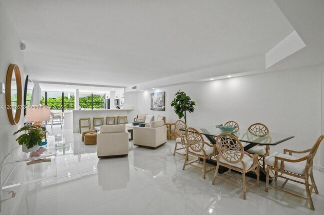 Foto del edificio - 6423 Collins Ave