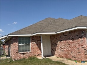 Building Photo - 2807 Alma Dr
