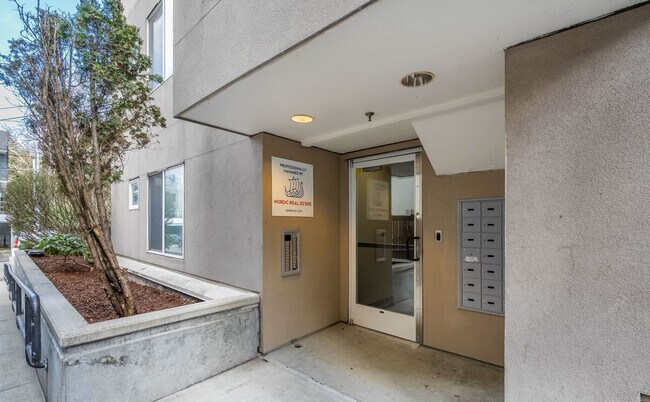 Building Photo - Move In TODAY - GET 4 WEEKS FREE!!