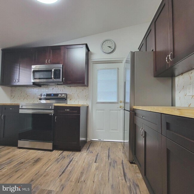 Foto del edificio - 6603 Byrnes Dr
