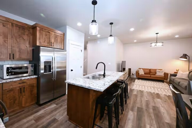 Building Photo - Fully Furnished 3bd| 2.5 Ba Townhome