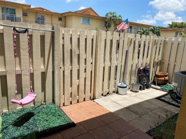 Foto del edificio - 8350 SW 154th Ave