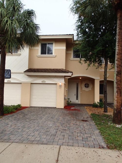 Foto principal - 4268 Coventry Pointe Way