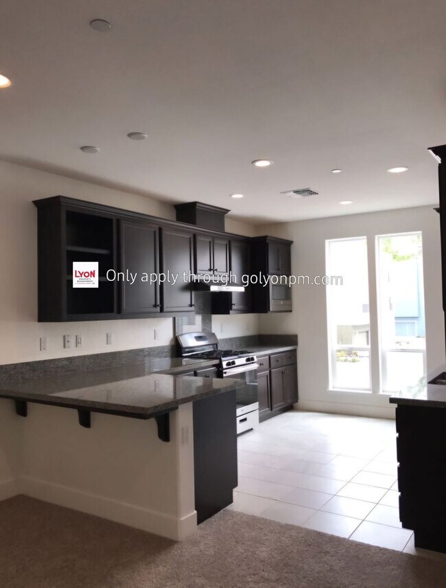 Building Photo - Stunning Home in the heart of the Downtown