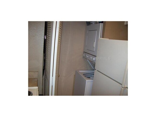 Building Photo - Nice condo with building Elevator, large patio Heard of Carrollwood