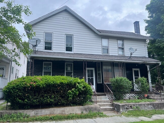 Building Photo - 121 Larch St