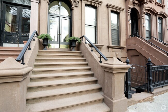 Building Photo - 584 Henry St