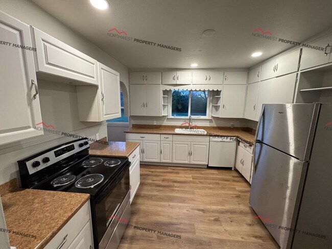 Foto del edificio - STATUS: AVAILABLE  | R325B | $2095