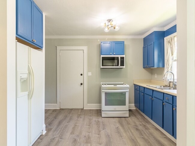 Building Photo - $400 Off first month rent.  Newly renovate...