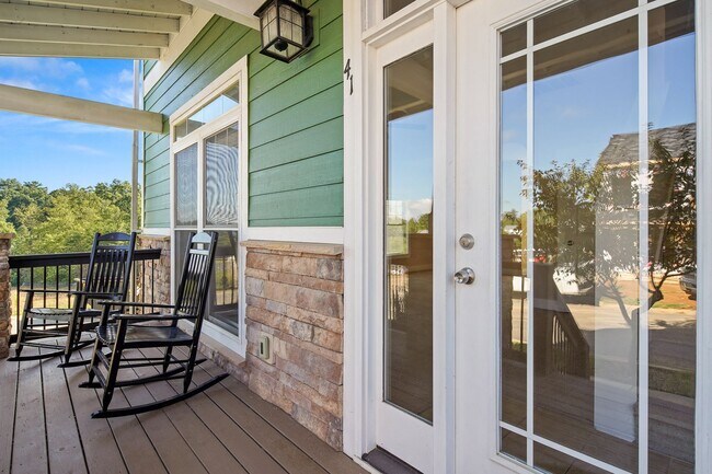 Building Photo - Lovely North Asheville Townhome