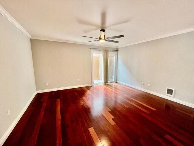 Building Photo - Welcome to this stunning 1-bedroom, 1-bath...