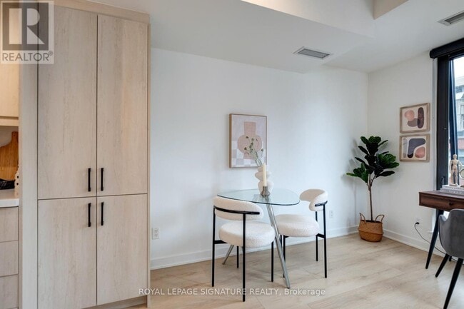 Building Photo - 32 Camden St