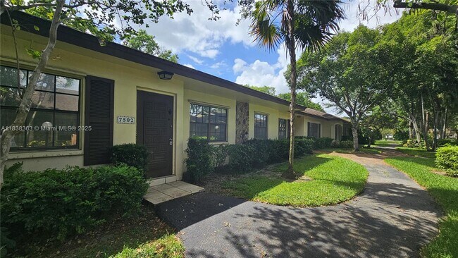 Foto del edificio - 7502 Nova Dr
