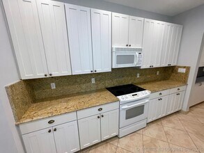 Building Photo - 929 NE 18th Ct