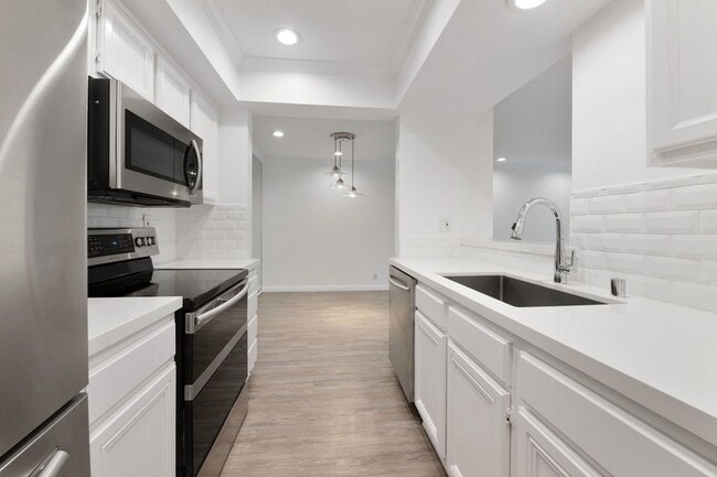Building Photo - 906 N Doheny Dr