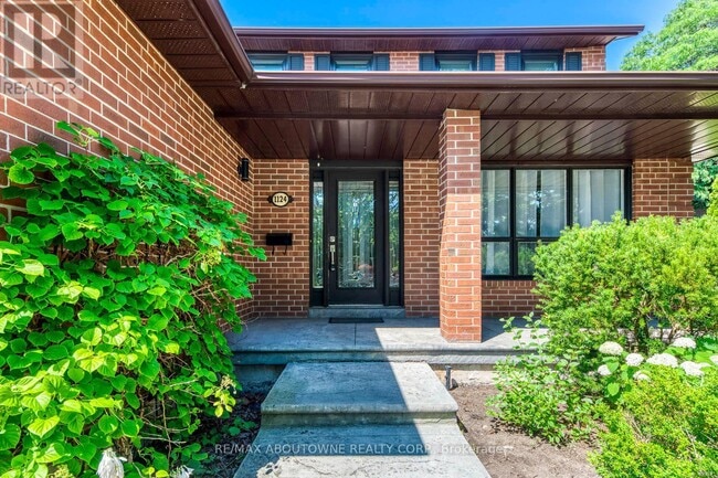 Building Photo - 1124 Notley Crescent