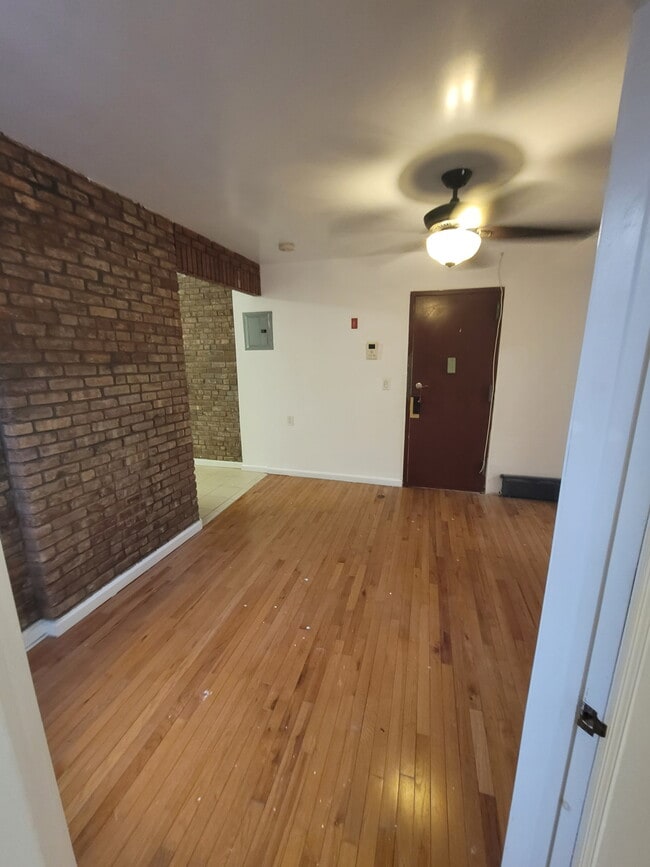 Building Photo - 2126 Newtown Ave