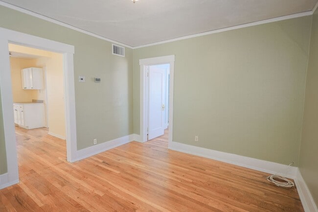Building Photo - ACROSS STREET FROM UOFA!!! WON'T LAST!! 2 Bedroom 1 Bathroom