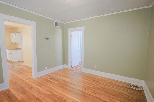 Foto del edificio - ACROSS STREET FROM UOFA!!! WON'T LAST!! 2 Bedroom 1 Bathroom