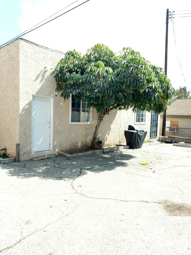Building Photo - 7031-7033 Pickering Ave
