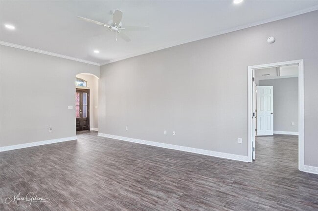 Building Photo - "Charming 3-Bedroom Retreat with 2 Full Ba...