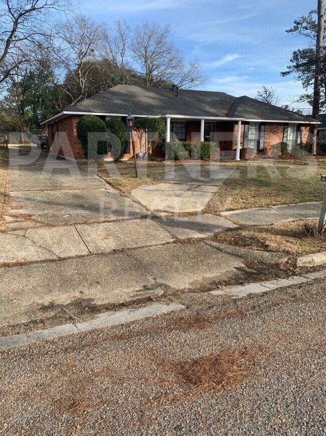 Foto del edificio - 3341 Cross Creek Dr