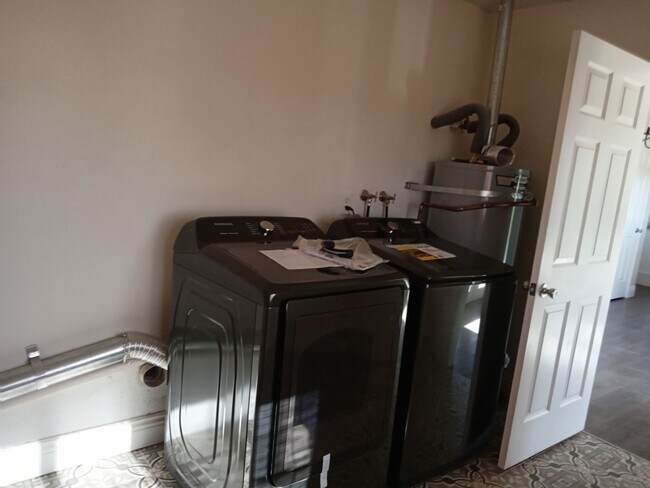 Building Photo - Wonderful Large 3 Bedroom 2 Bath in Yucca ...