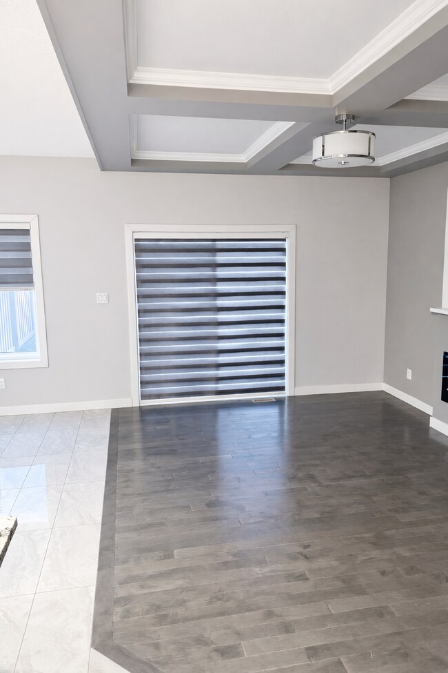 Photo du bâtiment - 6511-167A 167A Ave NW