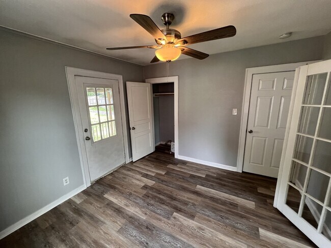 Building Photo - 2625 Avondale Ave