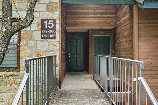 Foto del edificio - 4711 Spicewood Springs Rd