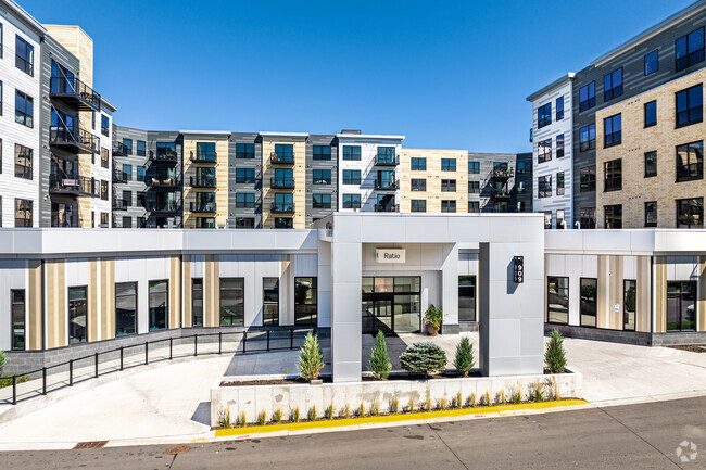 Building Photo - Ratio