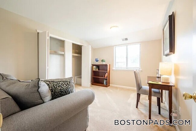 Foto del edificio - 28 Forest Acres Dr