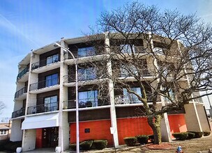 Building Photo - 3900 W 95th St
