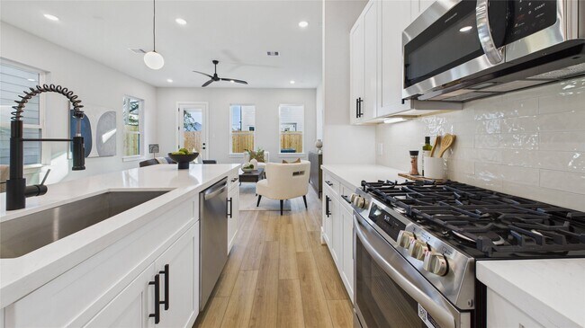 Building Photo - 5027 Golden Forest Dr